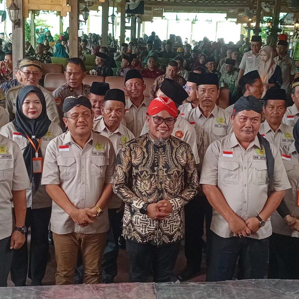 Bupati Pelalawan H. Zukri Lantik Pengurus DPD IKB-Jateng Kabupaten Pelalawan Tahun 2025