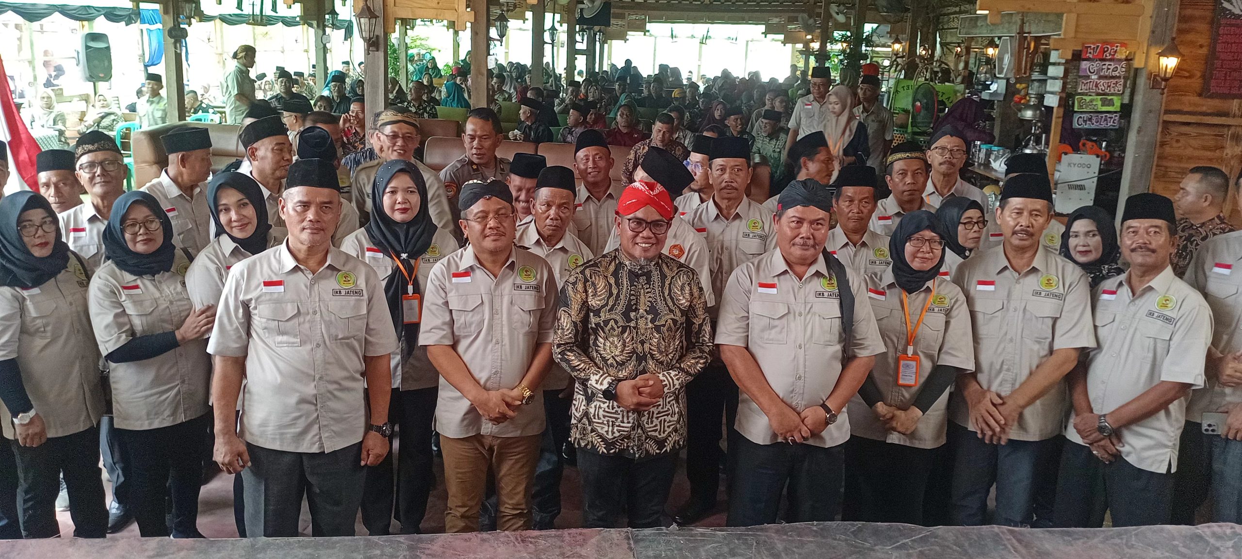 You are currently viewing Bupati Pelalawan H. Zukri Lantik Pengurus DPD IKB-Jateng Kabupaten Pelalawan Tahun 2025