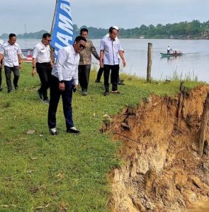 Read more about the article Bupati Pelalawan Tinjau Lokasi Abrasi Sungai Kampar di Desa Kuala Terusan