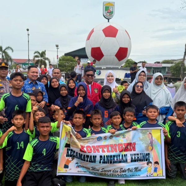 Resmikan Turnamen Mini Soccer dan Mini Bola Voli Tingkat SD Se-Kabupaten Pelalawan, Bupati Pelalawan Tekankan Pentingnya Olahraga Bagi Anak-anak
