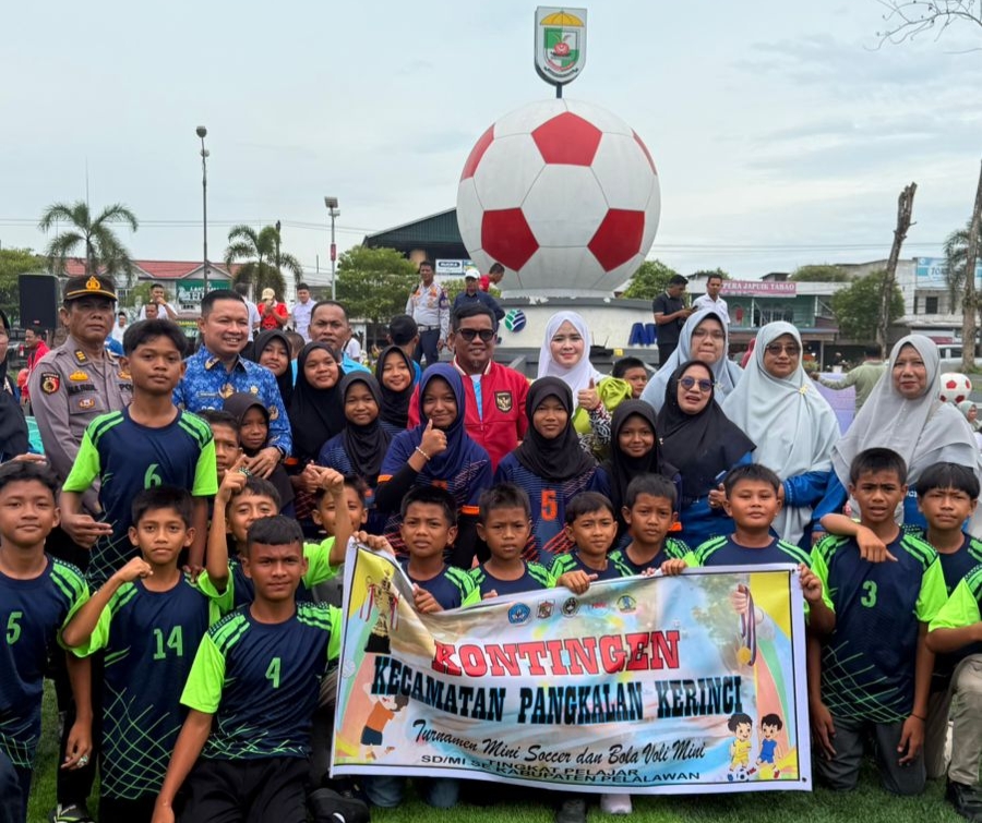 Read more about the article Resmikan Turnamen Mini Soccer dan Mini Bola Voli Tingkat SD Se-Kabupaten Pelalawan, Bupati Pelalawan Tekankan Pentingnya Olahraga Bagi Anak-anak