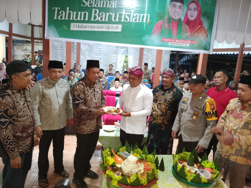 Read more about the article Bupati Zukri Hadiri Pagelaran Wayang Kulit di Desa Air Emas