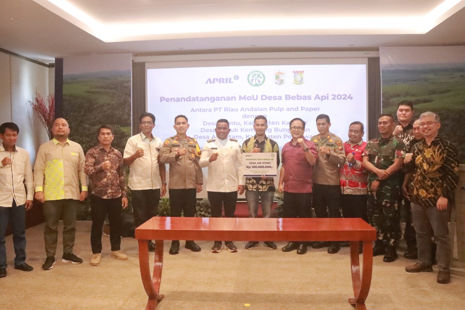 You are currently viewing Dua Desa Di Kabupaten Pelalawan Terima Penghargaan Dari PT. RAPP