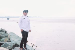 Read more about the article Selain Bono, Bupati Zukri Ingin Pantai Ogis Dikenal Masyarakat Indonesia