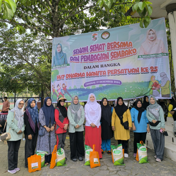 You are currently viewing Pelalawan,Mediacenter – Dalam Rangka Memperingati HUT Dharma Wanita Persatuan (DWP) Ke-25, Pengurus DWP Kabupaten Pelalawan Menggelar Senam Sehat Bersama Dan Pembagian Sembako