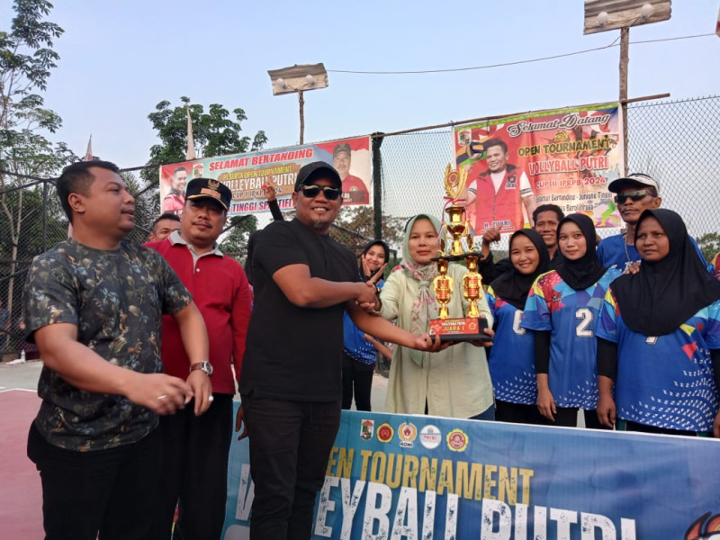 You are currently viewing Bupati H Zukri Tutup Turnamen VollyBal Putri Cup II IPKPB di Kelurahan Pangkalan Bunut