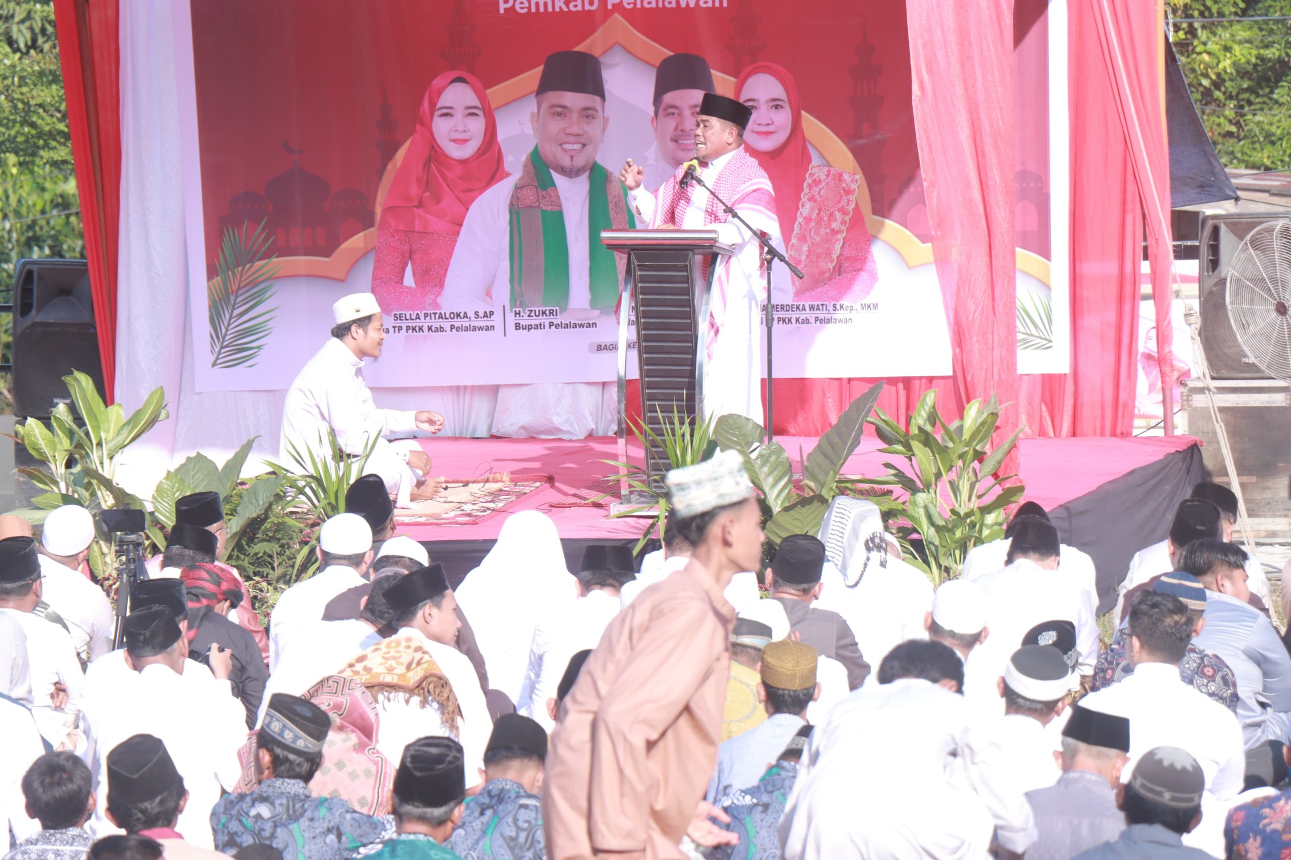 You are currently viewing Perdana Solat Idul Adha Di Pangkalan Kuras, Bupati Zukri Ajak Masyarakat Saling Peduli