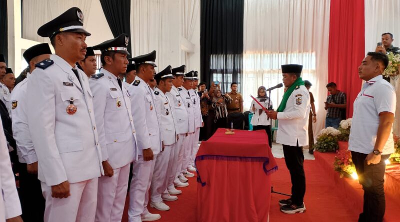 Read more about the article Kukuhkan Perpanjangan Masa Jabatan Kepala Desa se- Kecamatan Kerumutan, Bupati Zukri Harapkan Kerjasama Untuk Menurunkan Angka Kemiskinan 