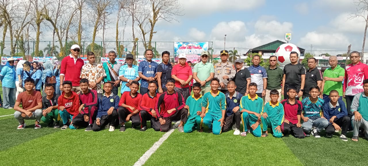 Read more about the article Wakil Bupati Husni Tamrin Resmi Buka Turnamen Mini Soccer SMP se-Kabupaten Pelalawan 2025