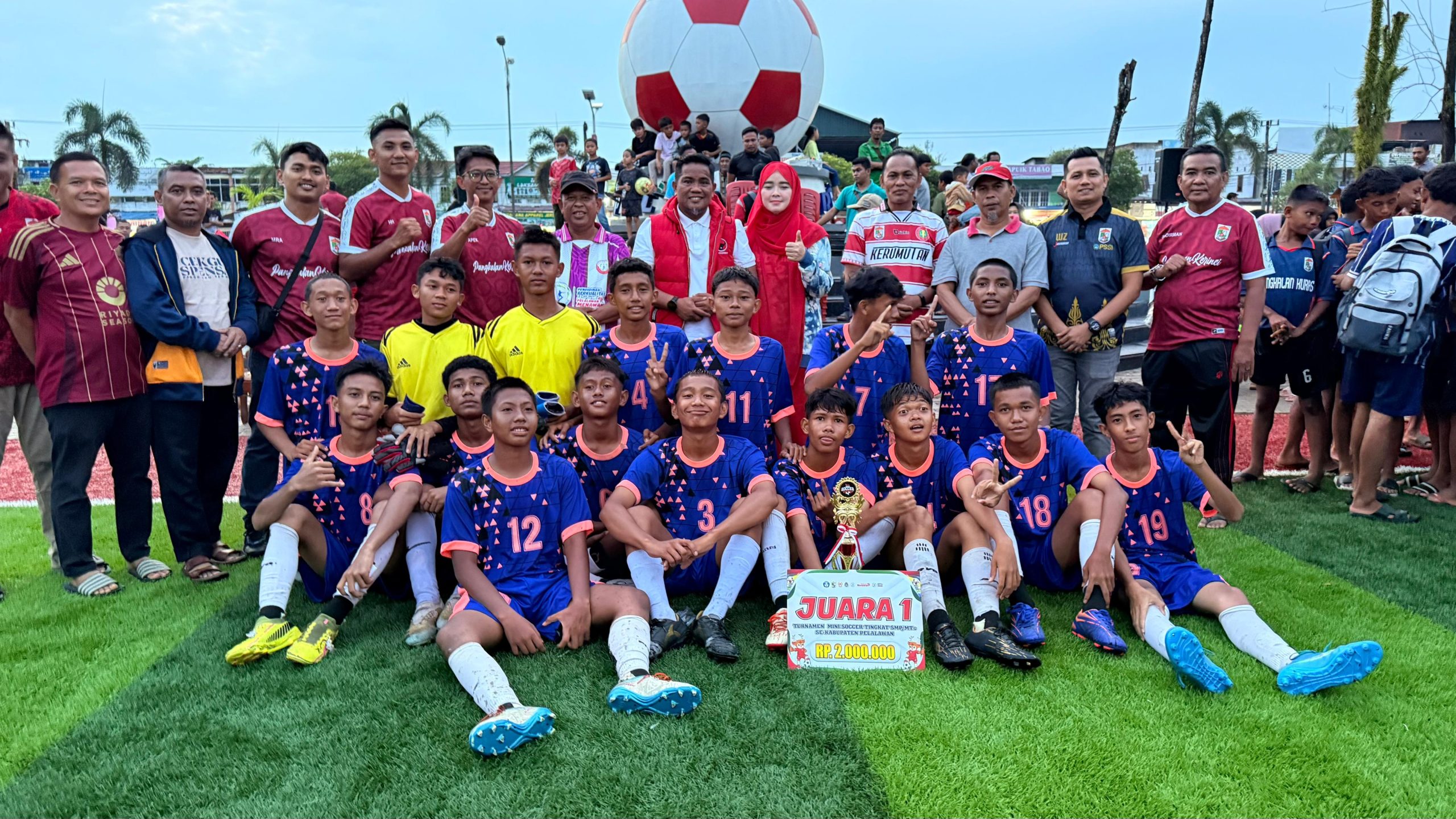 You are currently viewing Bupati Zukri Resmi Tutup Turnamen Mini Soccer Tingkat SMP/MTs se-Kabupaten Pelalawan