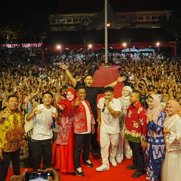 Helat Pelalawan ke-26 Ditutup Meriah, Silet Open Up dan Diva Aurel Guncang Pelalawan dengan Tabola Bale
