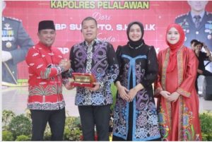 Read more about the article Hadiri Acara Kenal Pamit Kapolres Pelalawan, Bupati Ajak Kapolres Yang Baru Untuk Memajukan Pelalawan