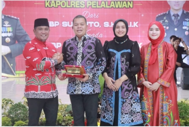 You are currently viewing Hadiri Acara Kenal Pamit Kapolres Pelalawan, Bupati Ajak Kapolres Yang Baru Untuk Memajukan Pelalawan