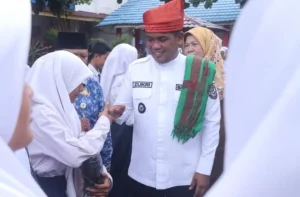 Read more about the article Bupati Pelalawan H. Zukri Menyerahkan Secara Simbolis Bantuan Perlengkapan Sekolah Bagi Anak Yatim