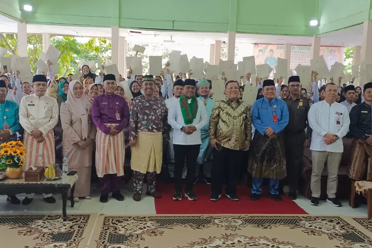 Read more about the article Bupati Pelalawan H. Zukri Dampingi Pj. Gubri SF Haryanto Serahkan 189 SK PPPK Guru