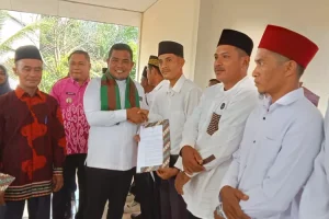 Read more about the article Bupati Zukri Serahkan SK Kades Teluk Binjai bagi RT/RW