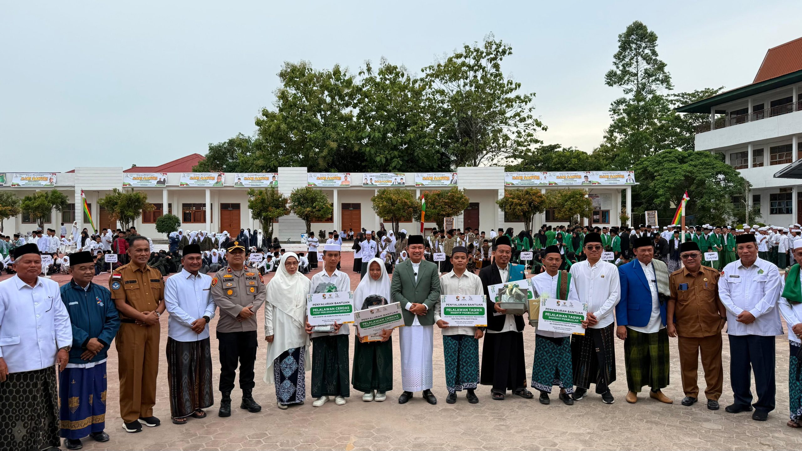 You are currently viewing Wakil Bupati Husni Thamrin Hadiri Upacara Hari Santri di Ponpes Hidayatul Ma’arifiyah Pangkalan Kerinci