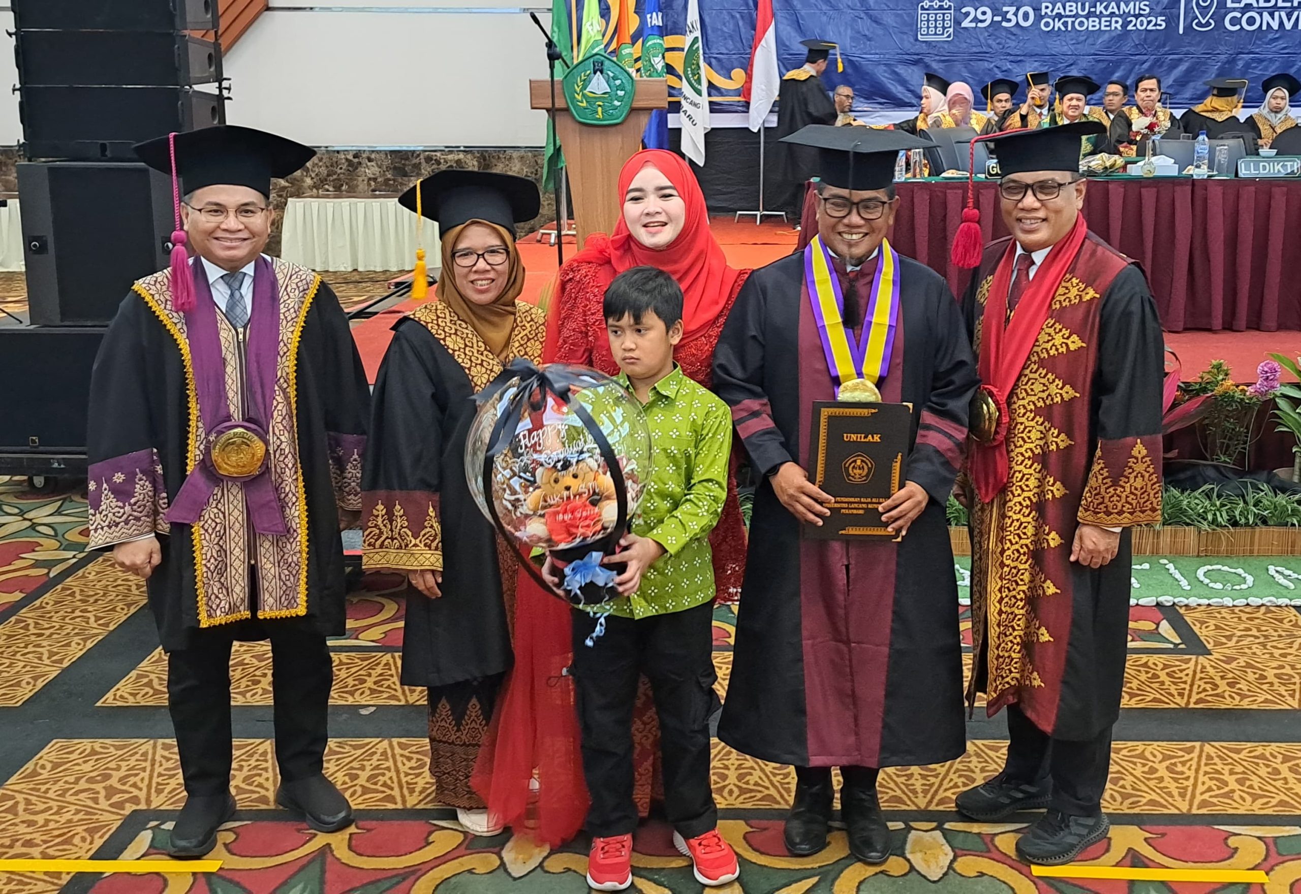 You are currently viewing Bupati Zukri Resmi Sandang Gelar Magister Manajemen Dari Universitas Lancang Kuning