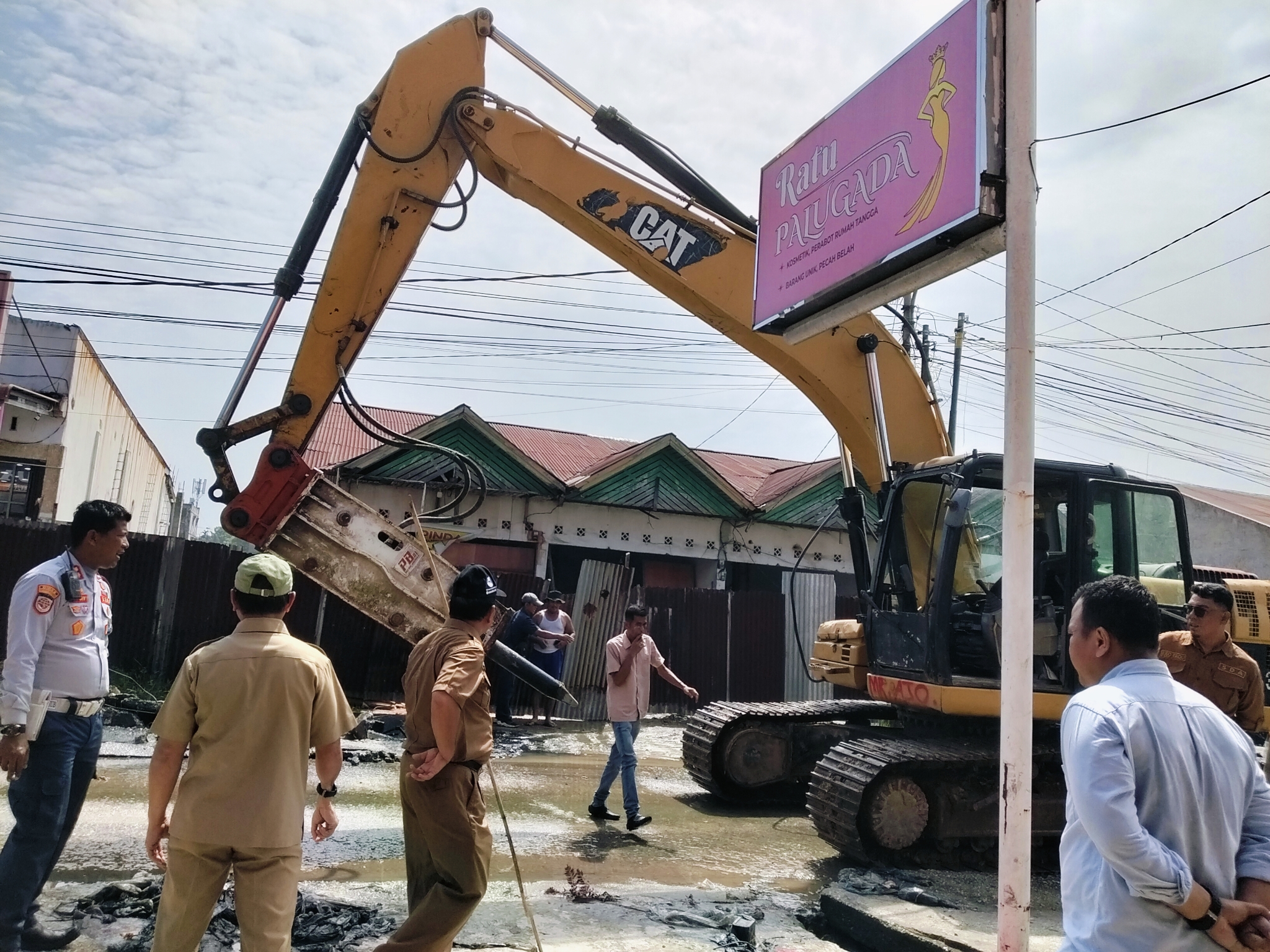 Read more about the article Pemkab Pelalawan Turunkan Alat Berat Bersihkan Drainase di Jalan Pemda