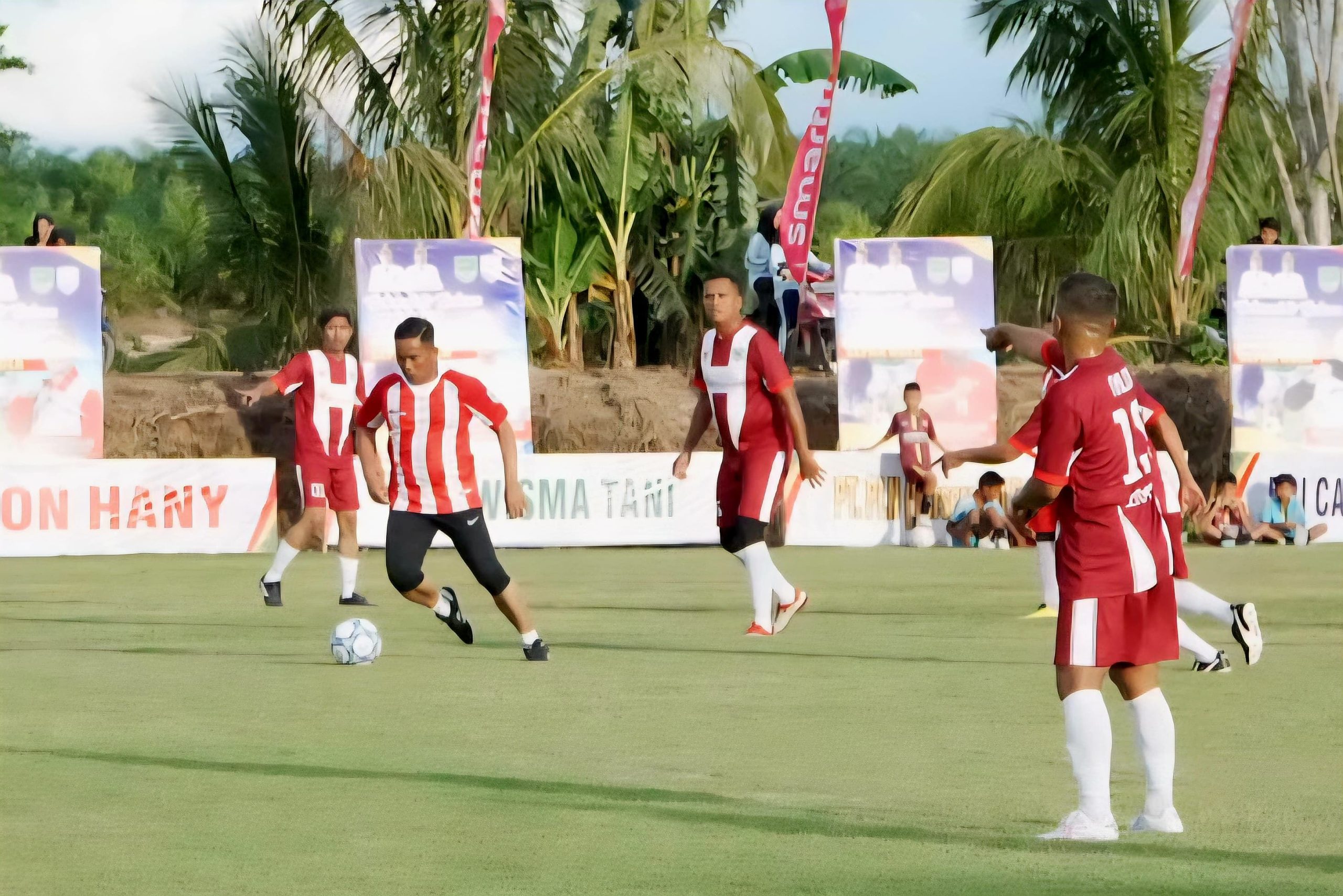 You are currently viewing Bupati Pelalawan Pimpin Kemenangan Tim Pelalawan di Laga Persahabatan