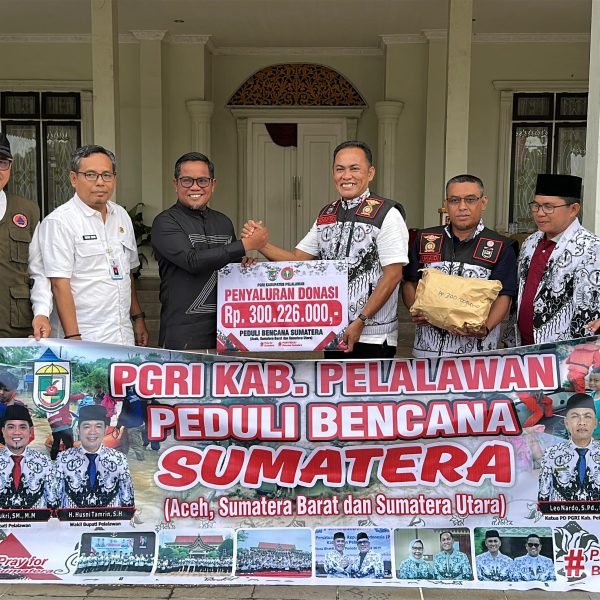 Bupati dan Sekda Pelalawan Terima Bantuan Kemanusiaan dari PGRI untuk Korban Bencana di Sumatra