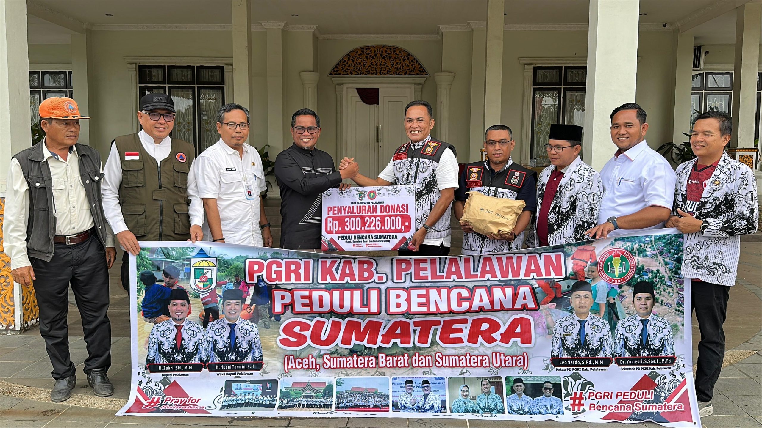 You are currently viewing Bupati dan Sekda Pelalawan Terima Bantuan Kemanusiaan dari PGRI untuk Korban Bencana di Sumatra