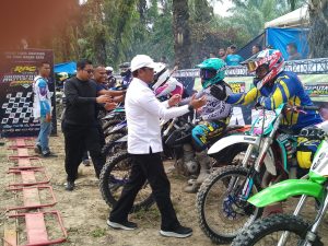 Read more about the article Bupati Zukri Buka Secara Resmi Kejuaraan Grasstrack Lokal Arjuna Muda Di Silikuan Hulu