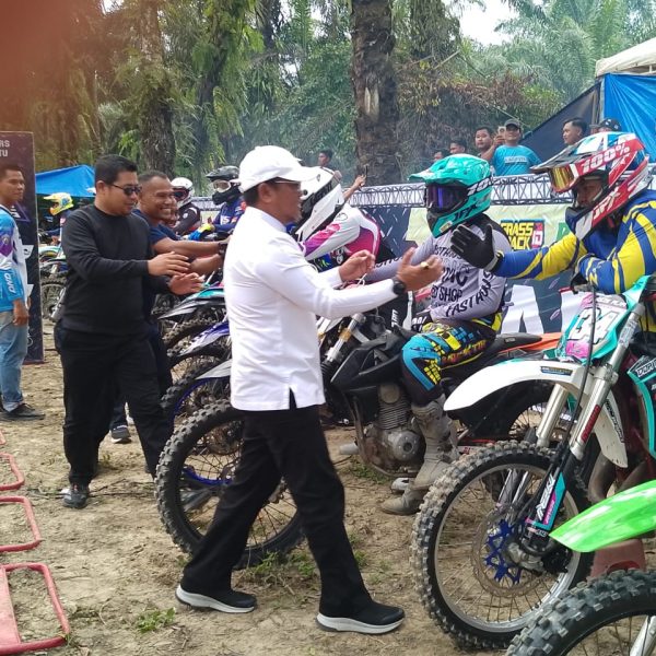 Bupati Zukri Buka Secara Resmi Kejuaraan Grasstrack Lokal Arjuna Muda Di Silikuan Hulu