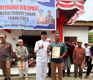 Read more about the article Bupati Pelalawan Serahkan 236 Sertifikat Program Redistribusi Tanah Tahun 2025 di Desa Pangkalan Gondai