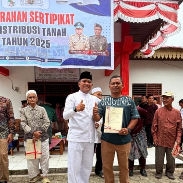 Bupati Pelalawan Serahkan 236 Sertifikat Program Redistribusi Tanah Tahun 2025 di Desa Pangkalan Gondai