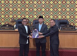 Read more about the article Bupati Pelalawan H. Zukri Hadiri Rapat Paripurna Penyampaian KUA–PPAS APBD 2026