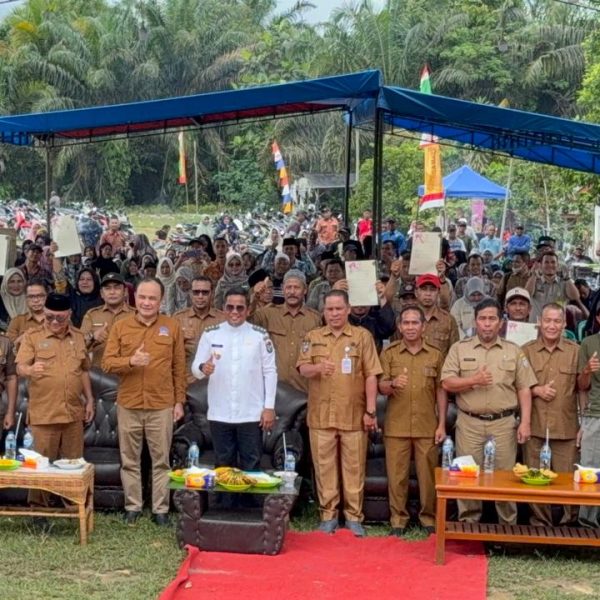 Penyerahan Sertifikat Redistribusi Tanah 2025, Bupati Pelalawan Imbau Warga Manfaatkan untuk Kesejahteraan