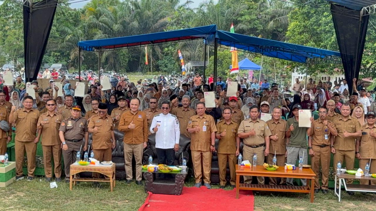 You are currently viewing Penyerahan Sertifikat Redistribusi Tanah 2025, Bupati Pelalawan Imbau Warga Manfaatkan untuk Kesejahteraan