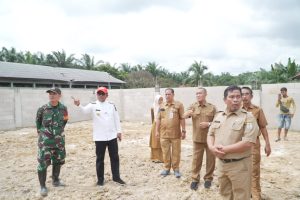 Read more about the article Bupati Zukri Tinjau Progres Pembangunan Gerai Koperasi Merah Putih di Terantang Manuk