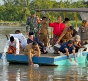 Read more about the article Bupati dan Wabup lepas 13 Ribu Bibit Ikan Patin di Sungai Pangkalan Kerinci