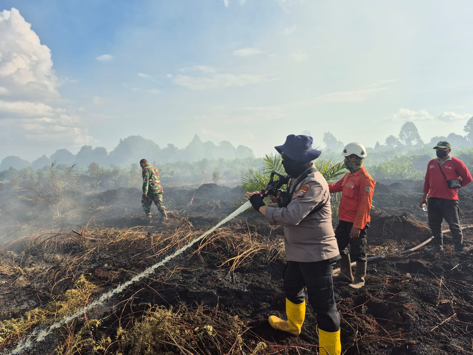 You are currently viewing Tim Gabungan Polsek Teluk Meranti Lakukan Pendinginan Kebakaran Lahan Di Kelurahan Teluk Meranti