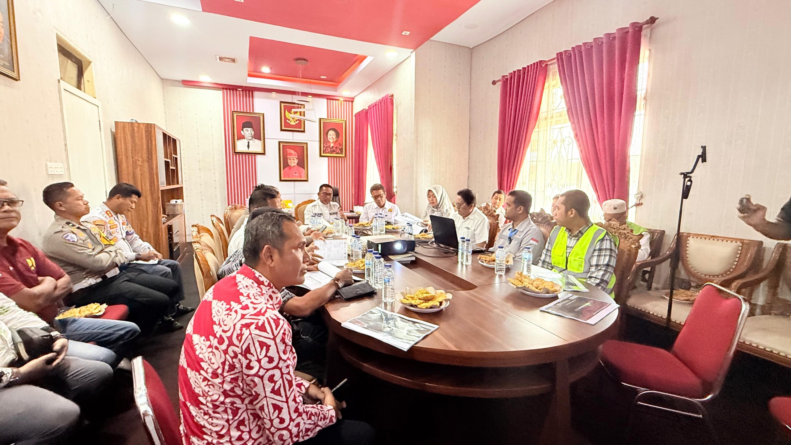 Read more about the article Bupati Pelalawan Pimpin Rakor Teknis Persiapan Penimbunan Jalan Lintas Timur Sumatera KM 73–82