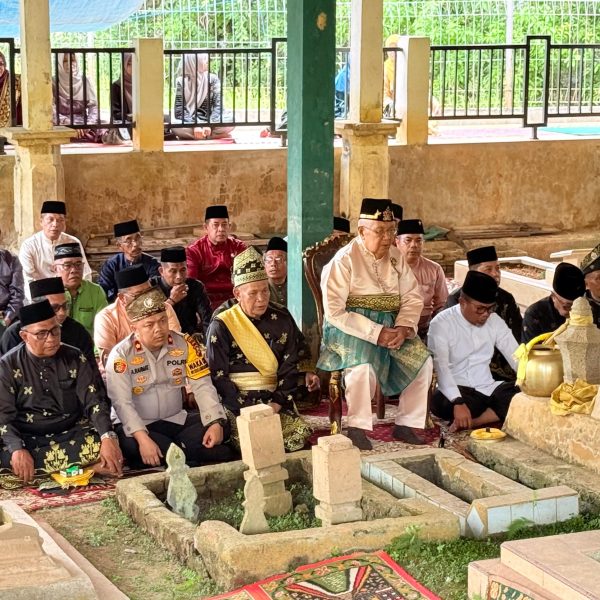 Bupati Pelalawan Lakukan Ziarah Makam Sultan Pelalawan Dalam Menyambut Bulan Ramadhan 1447 H