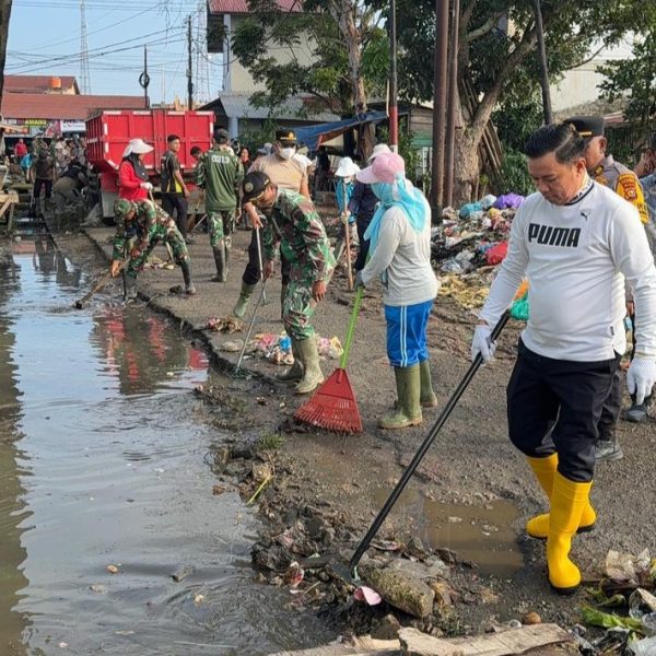 Wabup Husni Tamrin Ikuti Karya Bakti Bersama Kodim 0313/KPR di Pasar Baru Pangkalan Kerinci
