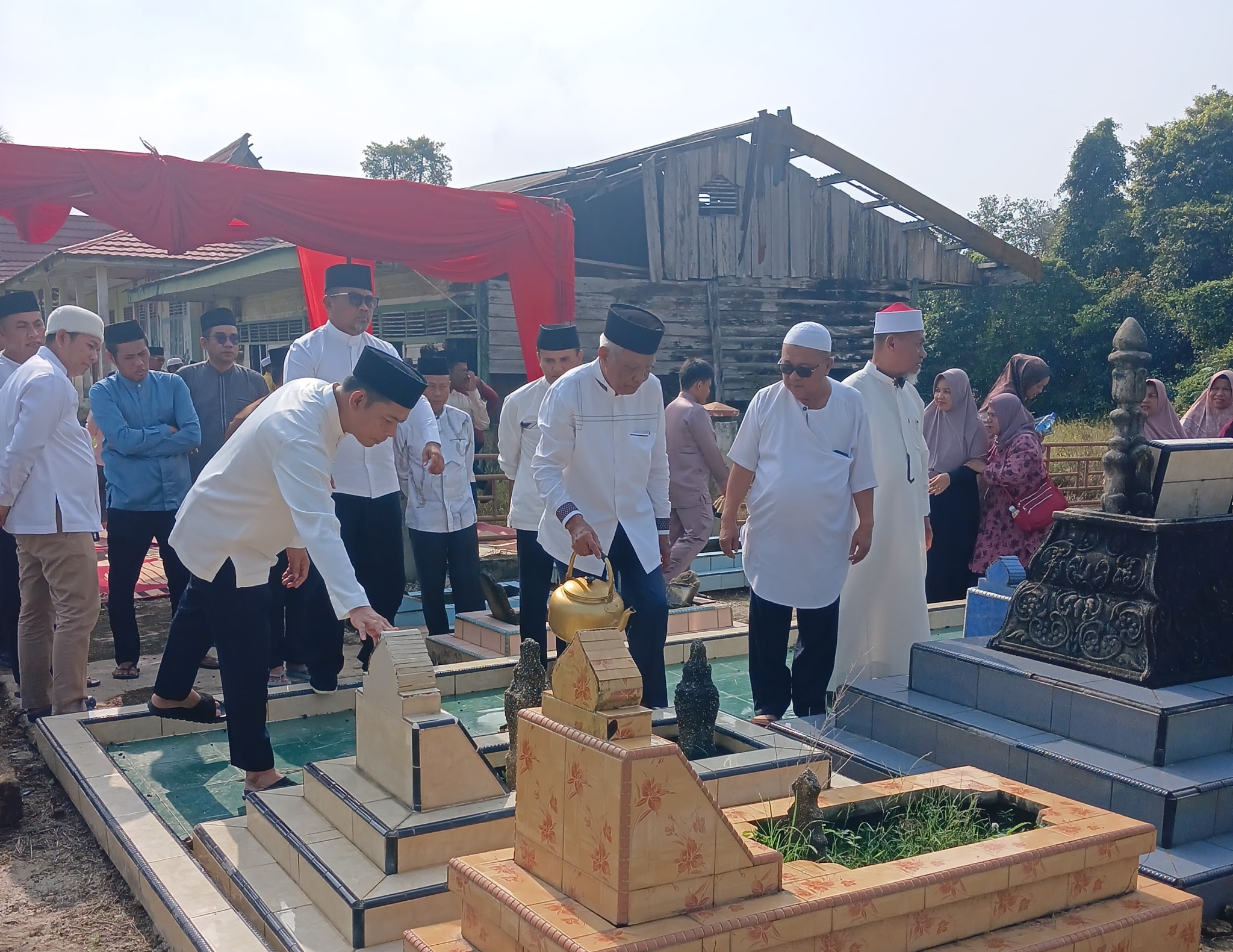 You are currently viewing Bupati Zukri Ziarah Kubur dan Sambut Ramadan 1447 H di Kuala Terusan