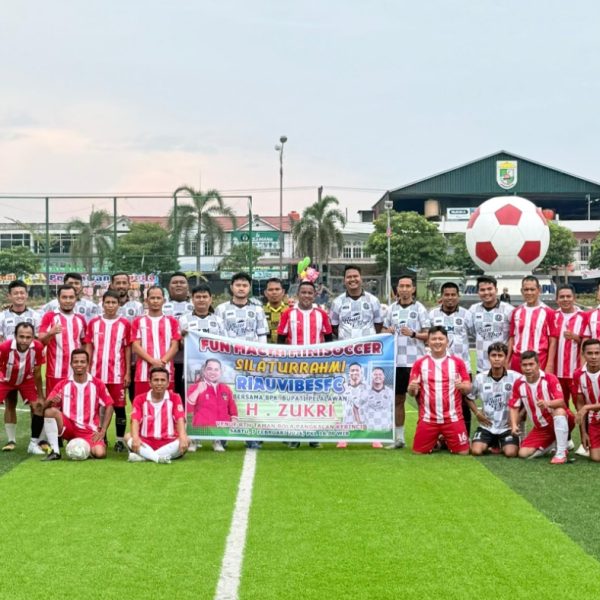 Bupati Zukri Ikuti Pertandingan Fun Match Minisoccer Bersama Riau Vibes FC