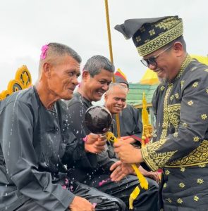 Read more about the article Bupati Zukri Hadiri Rangkaian Tradisi Belimau Sultan di Pelalawan