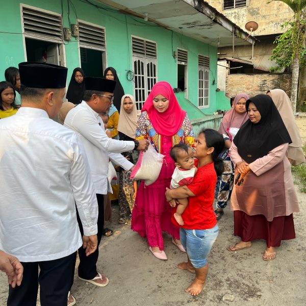 Bupati dan Wakil Bupati Pelalawan Salurkan Bantuan kepada Warga di Pangkalan Kerinci