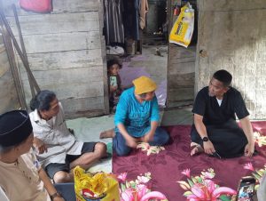 Read more about the article Bupati Pelalawan Zukri Salurkan Bantuan kepada Warga Pangkalan Kerinci Timur