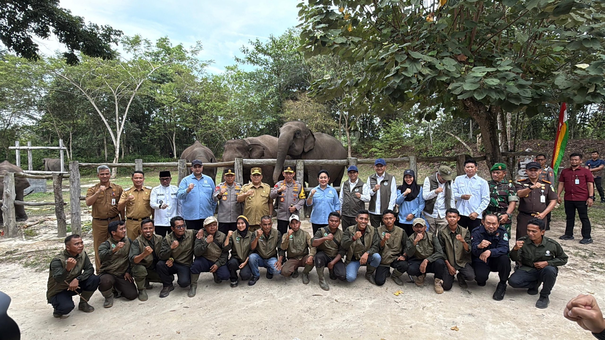 You are currently viewing Bupati Pelalawan Dampingi Kapolri Dalam Kunjungan Kerja ke Taman Nasional Tesso Nilo