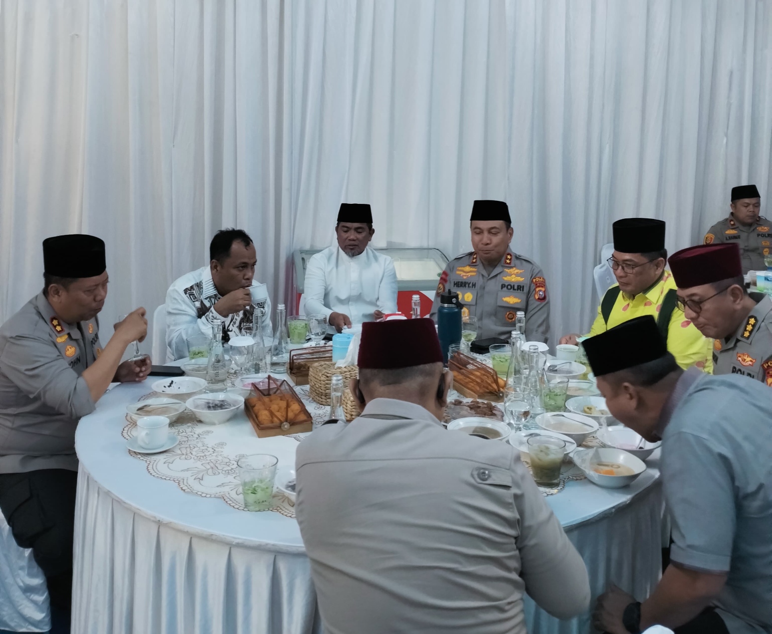 Read more about the article Bupati Pelalawan Dampingi Kapolda Riau Safari Ramadan dan Buka Puasa Bersama di Polres Pelalawan