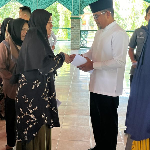 Bupati Pelalawan Salurkan Bantuan untuk Masyarakat Jelang Idul Fitri