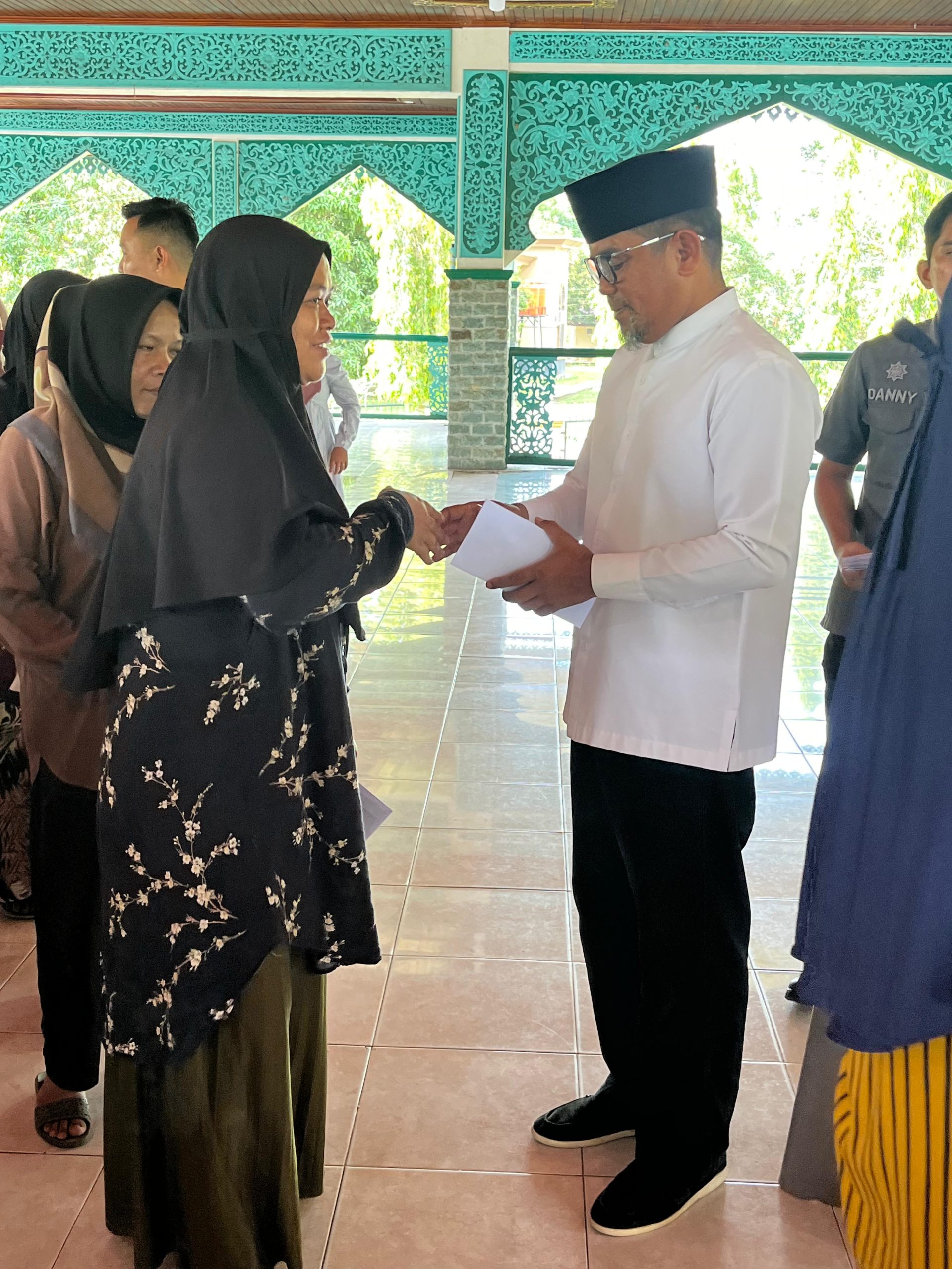 Read more about the article Bupati Pelalawan Salurkan Bantuan untuk Masyarakat Jelang Idul Fitri