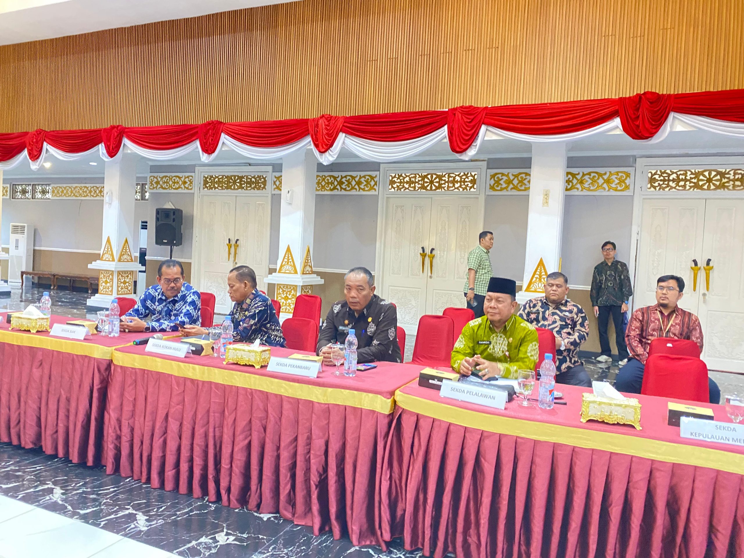 You are currently viewing Asisten II Hadiri Advokasi Kabupaten/Kota Pangan Aman Tahun 2026 di Pekanbaru