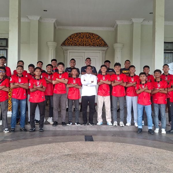 Bupati Zukri lepas Atlet Futsal Pelalawan ikuti Kejurda Piala Gubernur